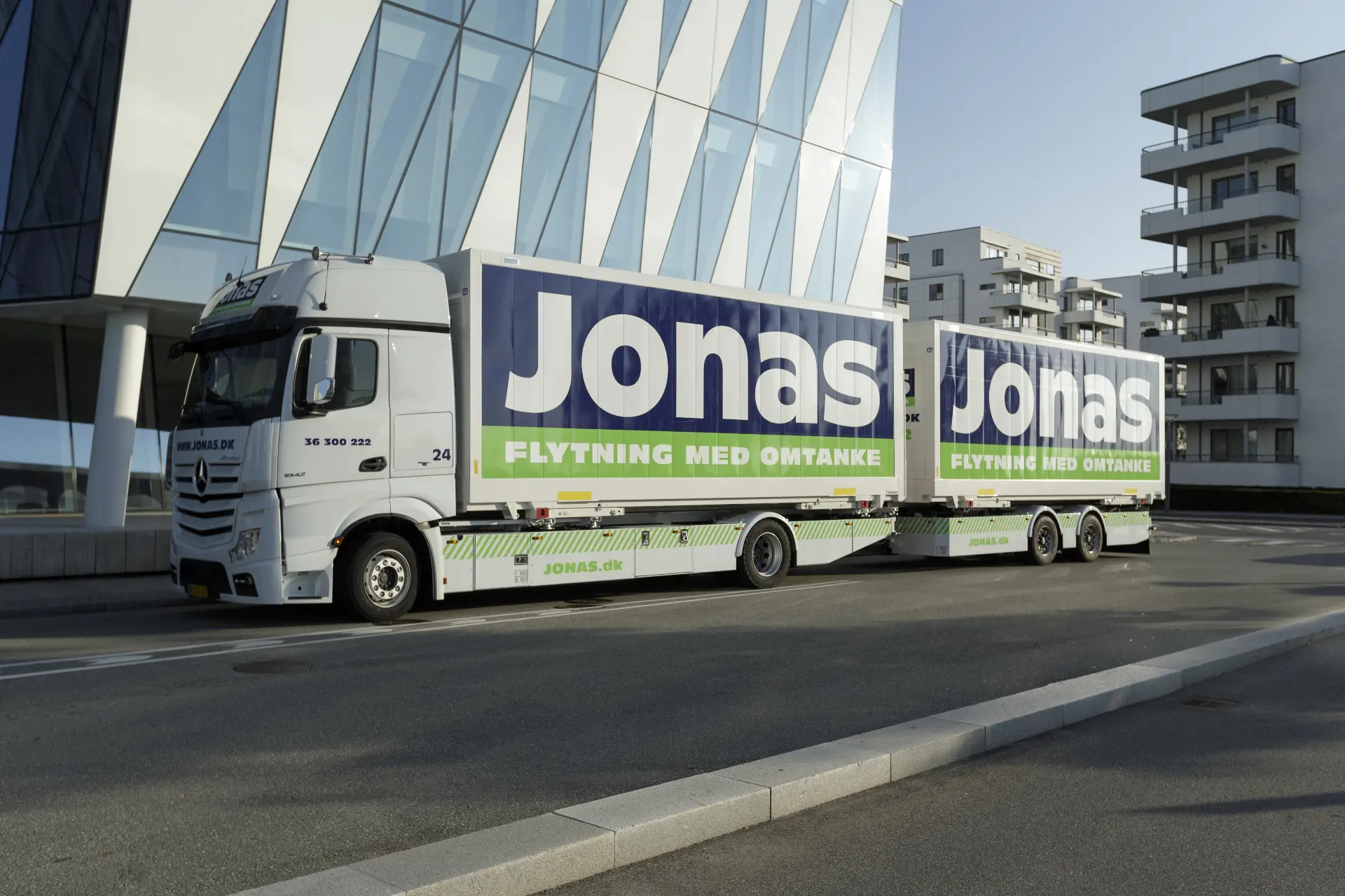 Jonas lastbil med logoet Flytning med omtanke